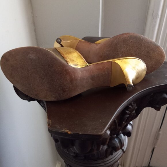 VINTAGE 50S 60S SOPHISTICATES GOLD LEATHER AND PLASTIC MULES HEELS 7 - Picture 6 of 8